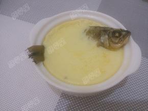 蒸锅烧开水后，把碗放入蒸十分钟