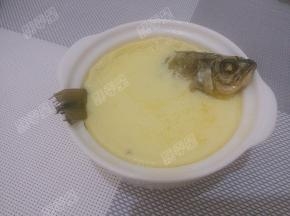 蒸锅烧开水后，把碗放入蒸十分钟