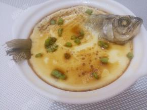 取出撒上葱花，淋一点蒸鱼豉油就可以吃啦
