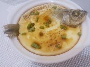 取出撒上葱花，淋一点蒸鱼豉油就可以吃啦