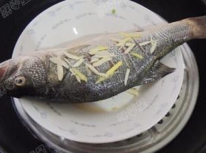 鲈鱼清洗干净，抹少量盐加生姜、料酒腌渍15分钟