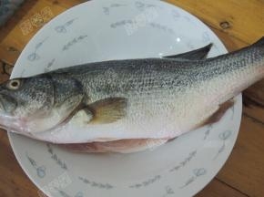 鲈鱼清洗干净，抹少量盐加生姜、料酒腌渍15分钟
