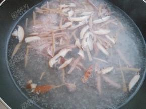 锅内倒适量清鸡汤，加入油、绍兴黄酒和姜末，下入香菇、笋丝、火腿丝
