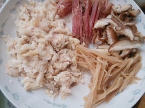 鱼肉拨成丝，金华火腿、香菇、笋分别切丝