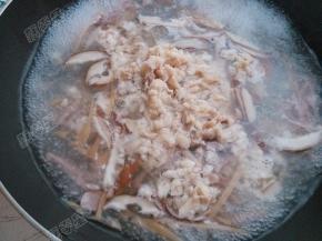 煮沸后下入鱼肉