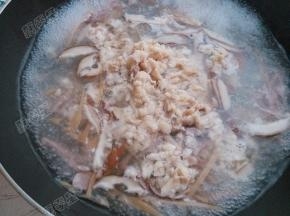 煮沸后下入鱼肉