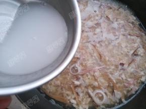 煮至再次沸腾时，加适量水淀粉勾芡