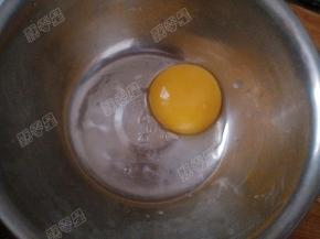 鸡蛋取黄打入碗中