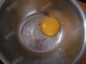 鸡蛋取黄打入碗中