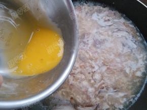 打散后下入锅中