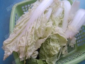 白菜摘掉坏叶老叶，清洗干净并沥干