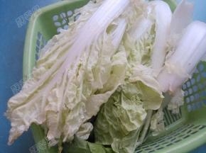 白菜摘掉坏叶老叶，清洗干净并沥干