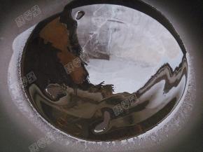 锅内倒入油烧至八成热