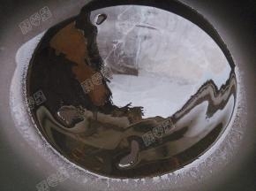 锅内倒入油烧至八成热