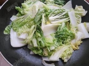 用旺火煸炒出水分，倒入漏勺内滤去水