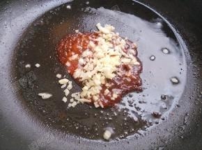 锅中另加油烧热，放入豆瓣酱，加入姜蒜末小火炒出红油