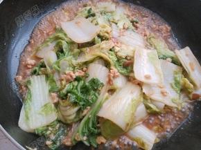 再放入料酒、酱油翻炒均匀后加入鲜汤烧开焖熟