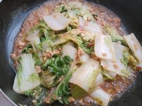 再放入料酒、酱油翻炒均匀后加入鲜汤烧开焖熟