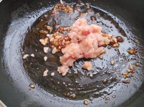 加入肉末煸炒