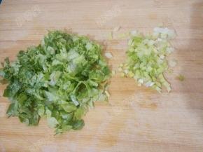 将生菜叶切碎，葱切末