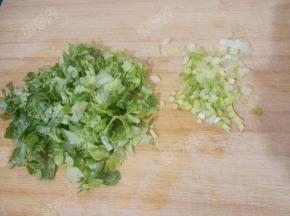 将生菜叶切碎，葱切末
