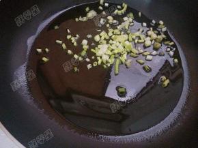 锅热油，爆香