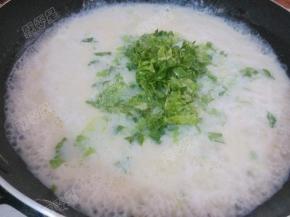 放入生菜末
