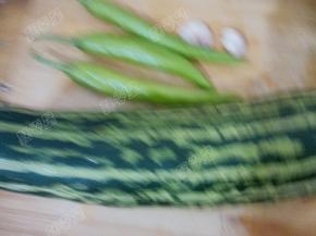 菜瓜一个，辣椒三个，大蒜