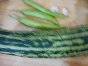 菜瓜一个，辣椒三个，大蒜