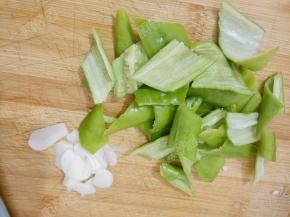 辣椒切块，大蒜切片