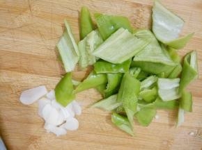 辣椒切块，大蒜切片