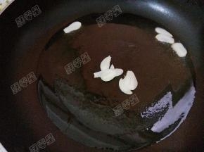 锅热油，放入蒜片爆香