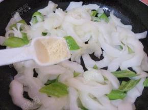 加入鸡精翻炒均匀