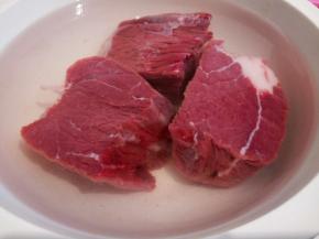 牛肉切大块，提前清水泡一小时，泡出血水。