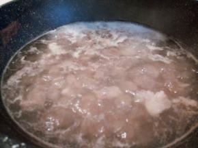 泡好的牛肉，切小块冷水下锅，加料酒1勺，生姜少许焯水，盛盘，控水