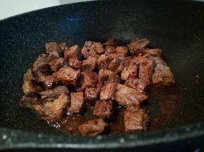 锅里放一点点油，放一勺郫县豆瓣酱，生姜炒香，加牛肉翻炒