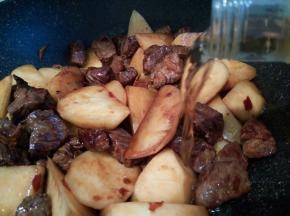 再放土豆翻炒几下，加生抽5勺，料酒5勺