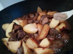 十三香一勺，清水少许（想要汤汁多一点清水就可以多放一点）