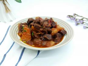 土豆绵软，牛肉喷香，还微微带一点辣。