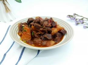 土豆绵软，牛肉喷香，还微微带一点辣。