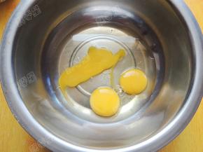 鸡蛋打入盆中