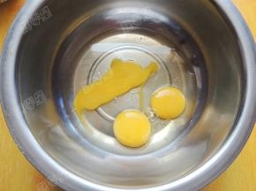 鸡蛋打入盆中