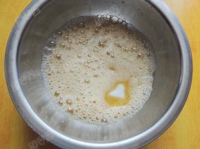 将鸡蛋打散后加入蜂蜜和白砂糖