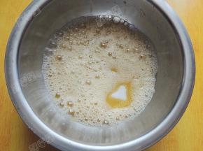 将鸡蛋打散后加入蜂蜜和白砂糖