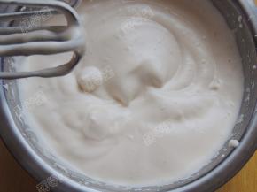 手持电动打蛋器，先用高速搅打至出现纹路，然后转低速，搅打至泡沫细腻，能划出清晰的纹路而不易消失