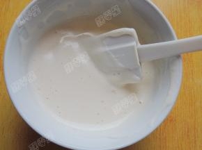 用刮刀翻拌均匀