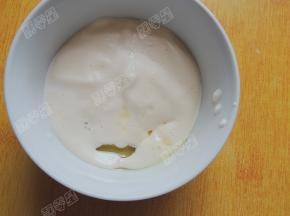 将玉米油、牛奶放入碗内，倒入少许蛋糊