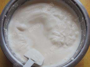 将稀蛋糊倒回蛋糊中，翻拌均匀