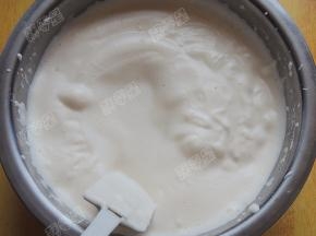 将稀蛋糊倒回蛋糊中，翻拌均匀