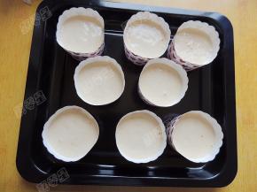 将搅拌均匀的蛋糊倒入纸杯内八分满，可以借助裱花袋或者保鲜袋挤入纸杯